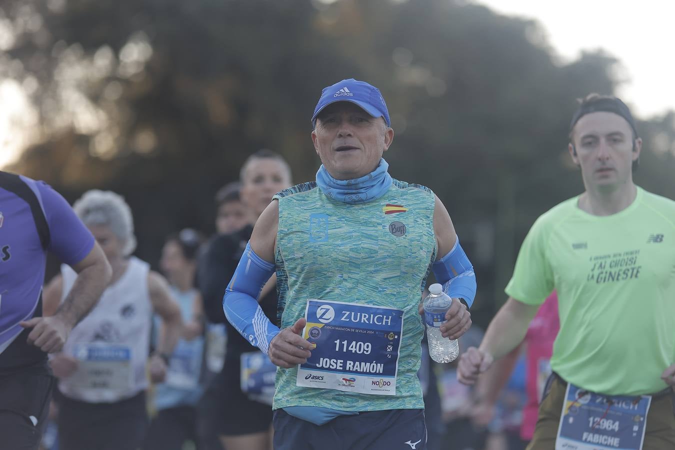 Grupos de corredores en la salida del maratón