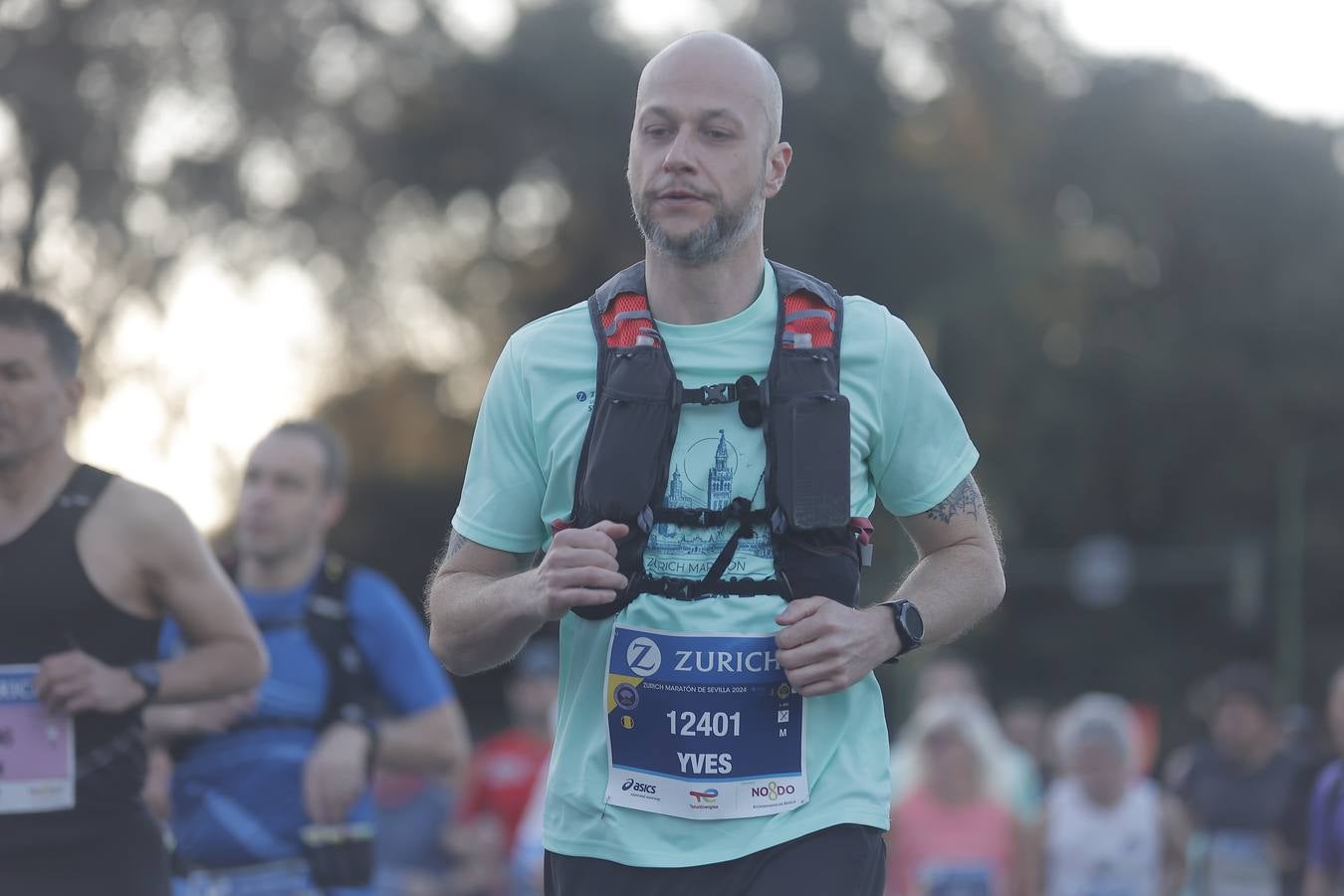 Grupos de corredores en la salida del maratón