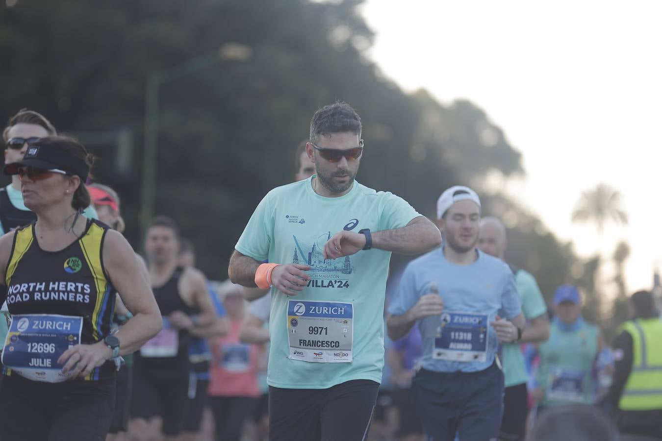 Grupos de corredores en la salida del maratón