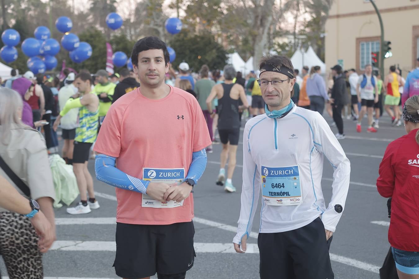 Grupos de corredores en la salida del maratón