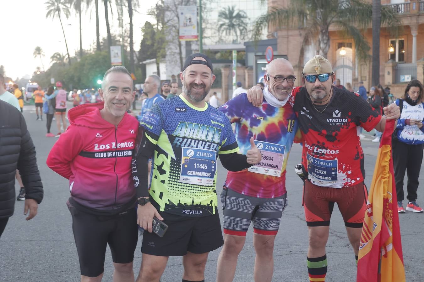 Grupos de corredores en la salida del maratón