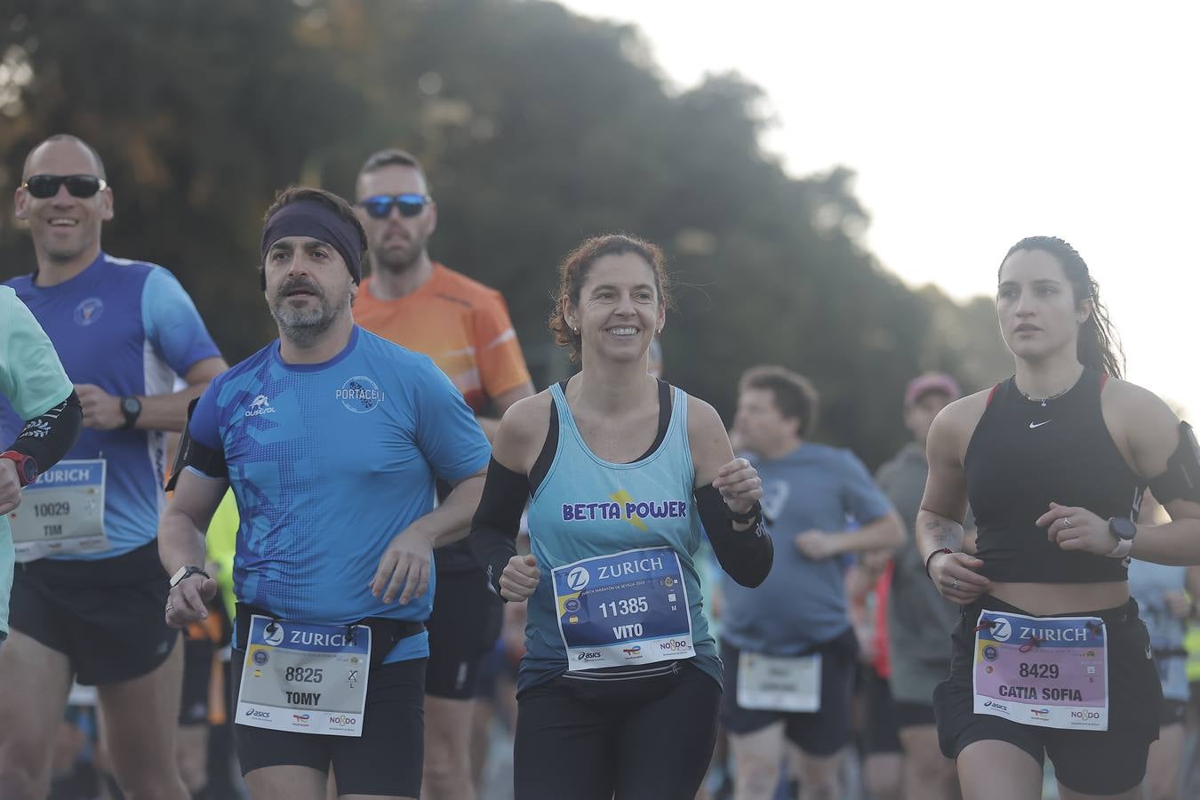 Grupos de corredores en la salida del maratón