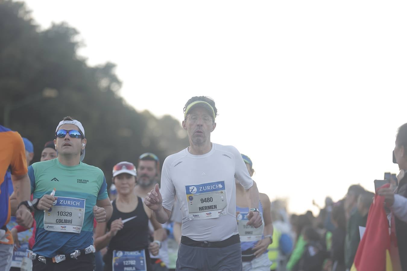 Grupos de corredores en la salida del maratón