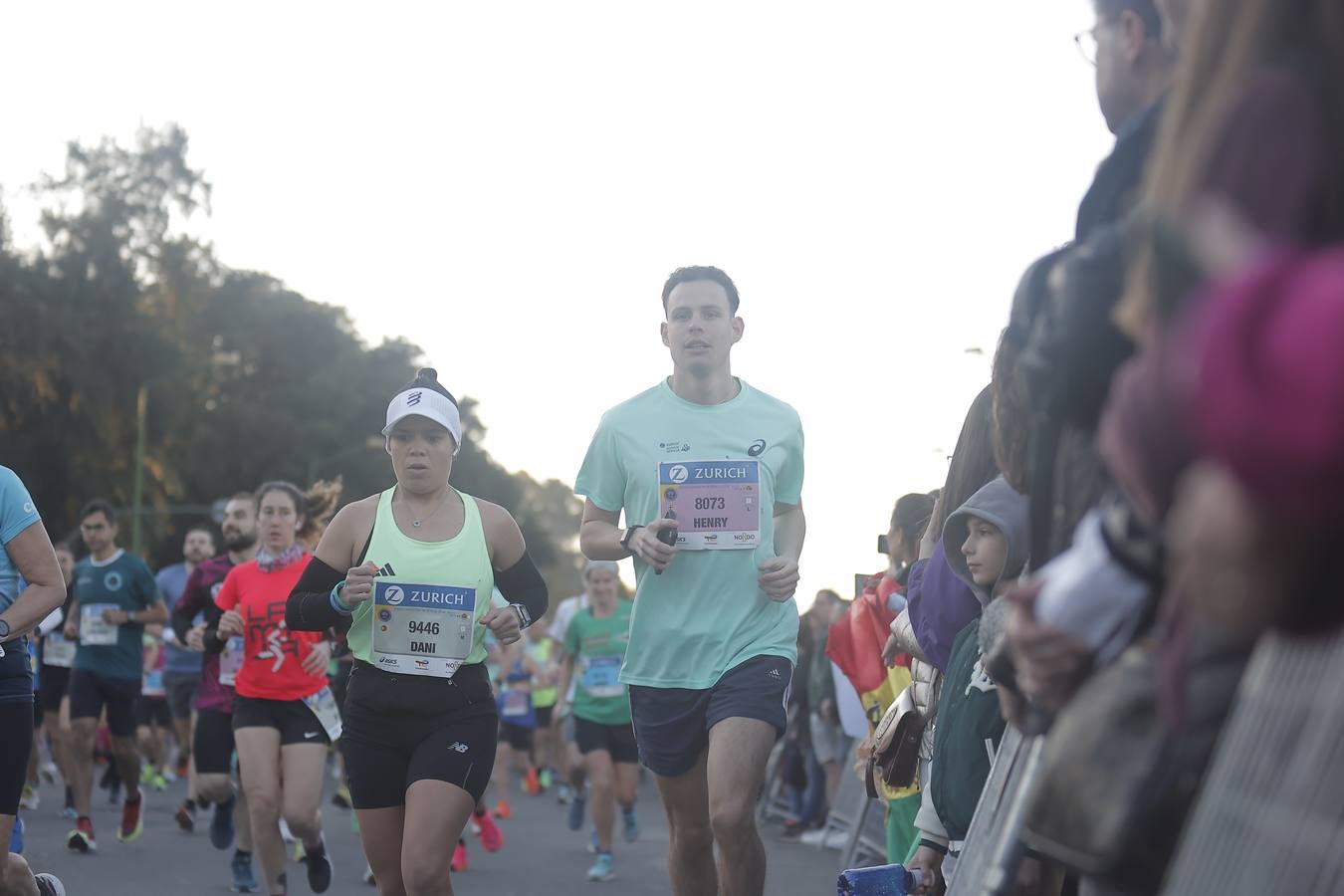 Grupos de corredores en la salida del maratón