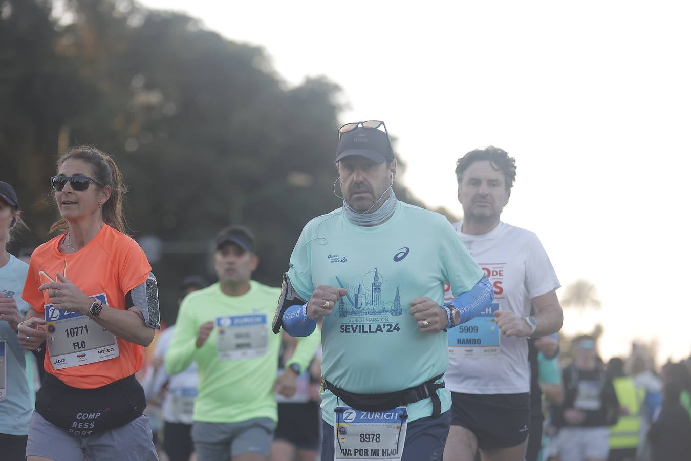 Grupos de corredores en la salida del maratón