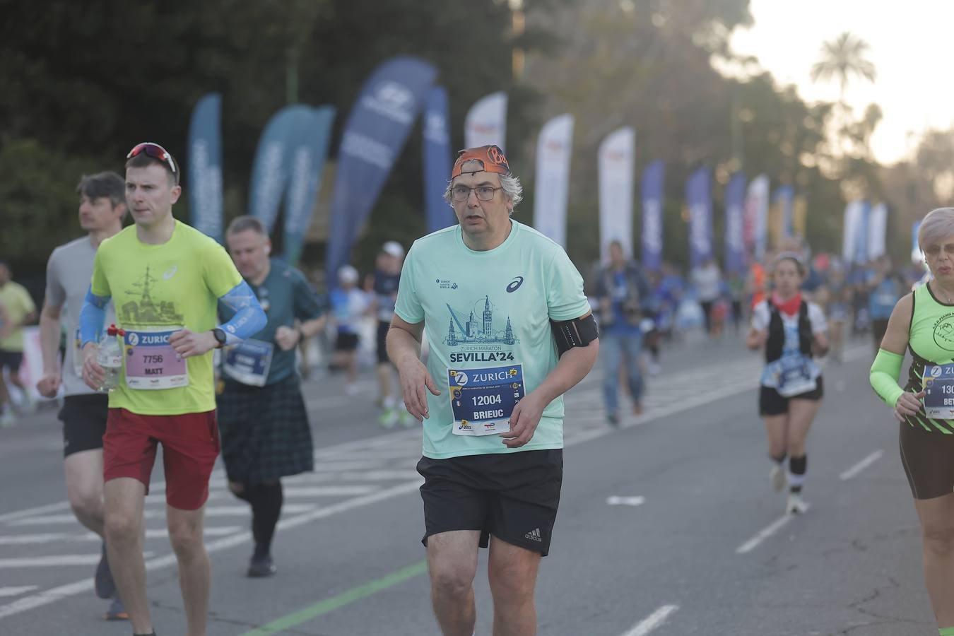 Grupos de corredores en la salida del maratón