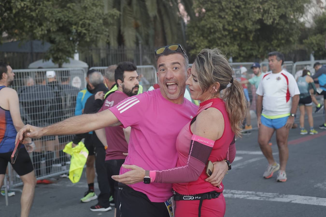 Grupos de corredores en la salida del maratón