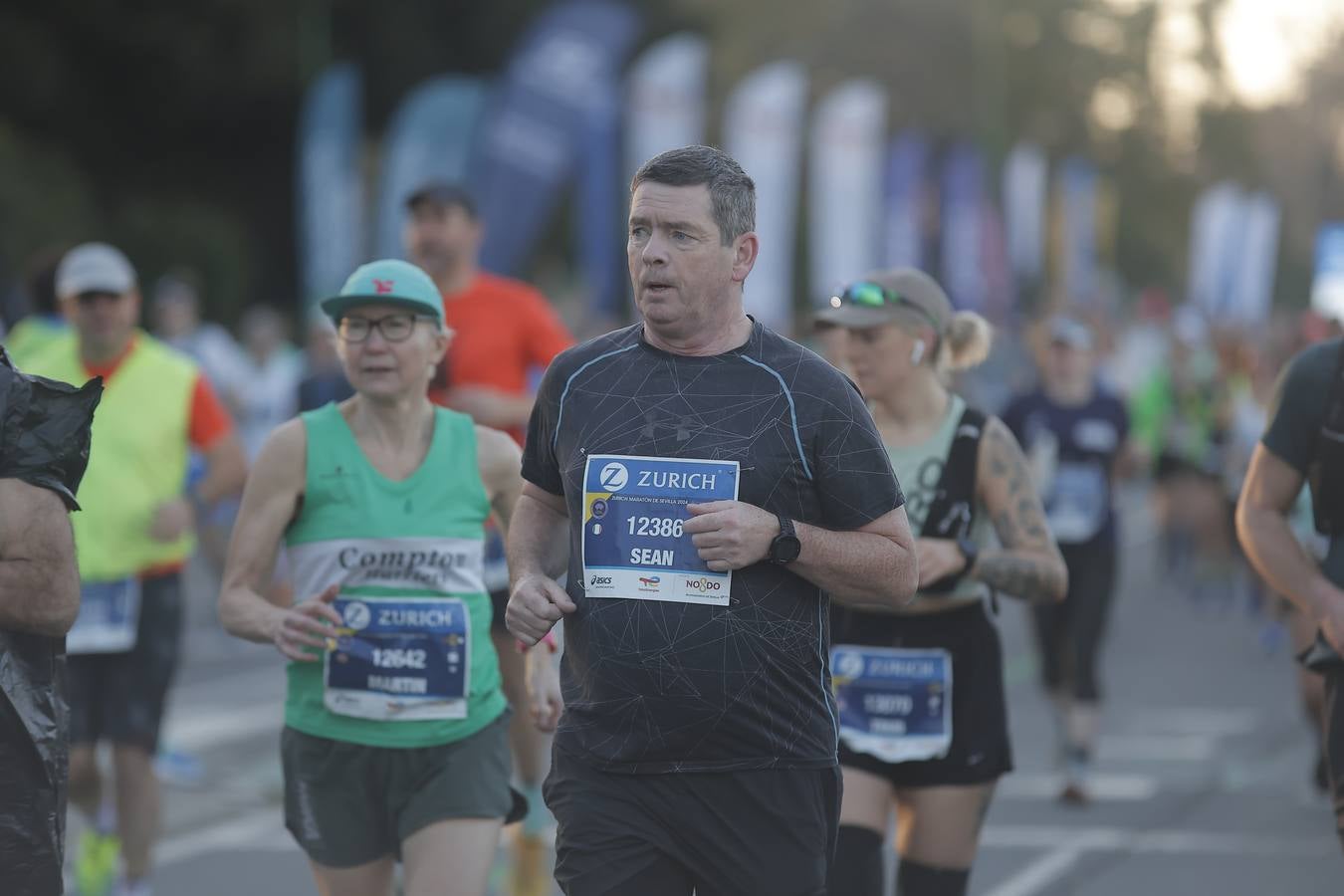Grupos de corredores en la salida del maratón