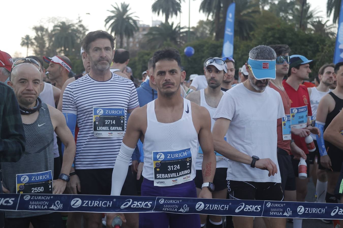 Grupos de corredores en la salida del maratón