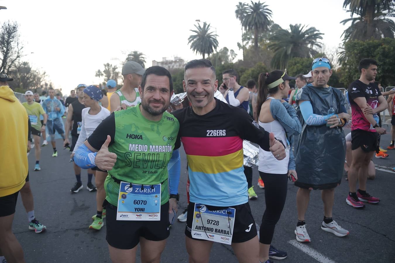 Grupos de corredores en la salida del maratón