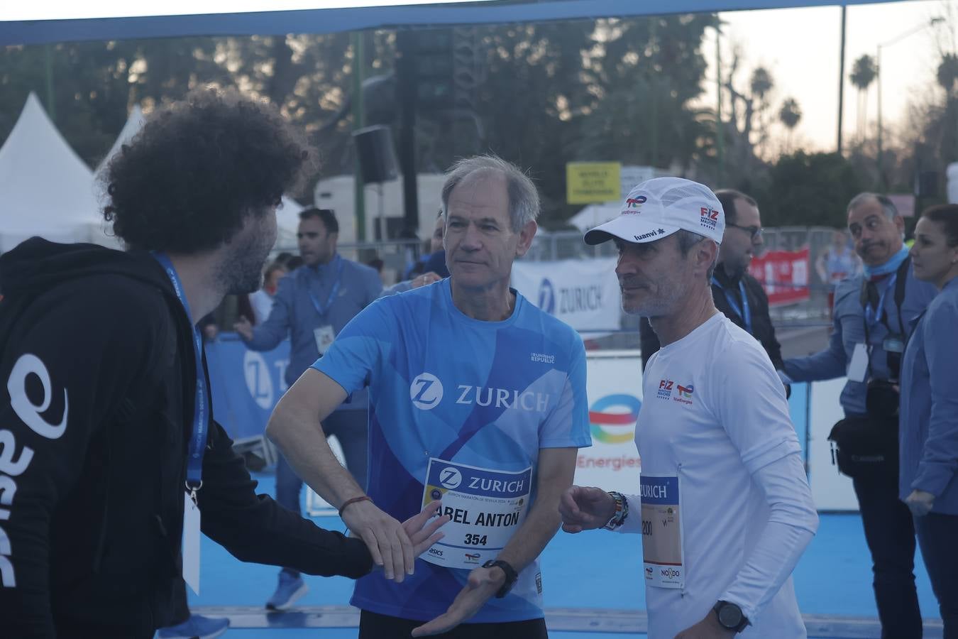 Grupos de corredores en la salida del maratón