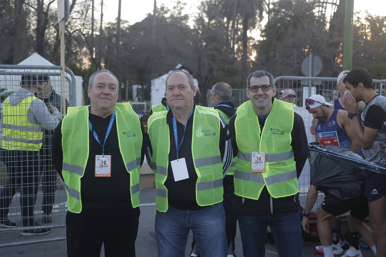 Grupos de corredores en la salida del maratón