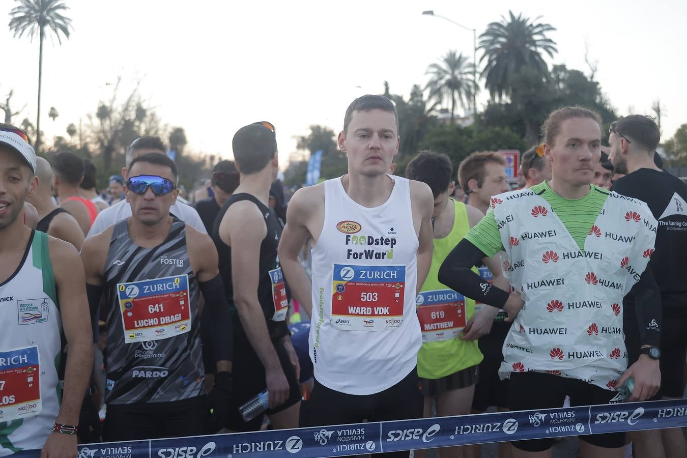 Grupos de corredores en la salida del maratón