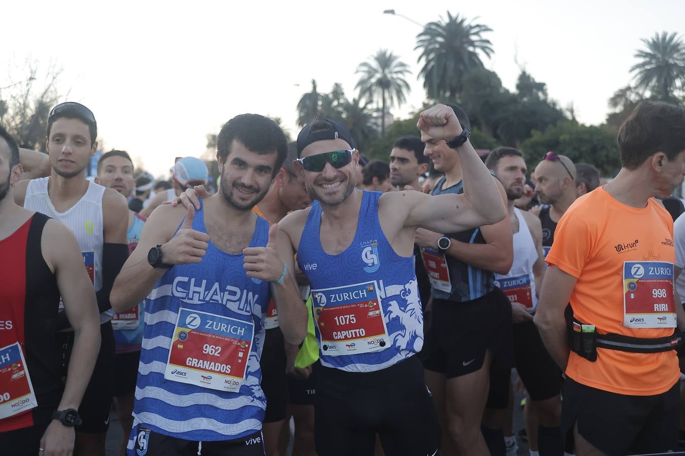 Grupos de corredores en la salida del maratón