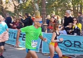 La sorprendente historia detrás del atleta que corrió el Zurich Maratón de Sevilla con una piña en la cabeza