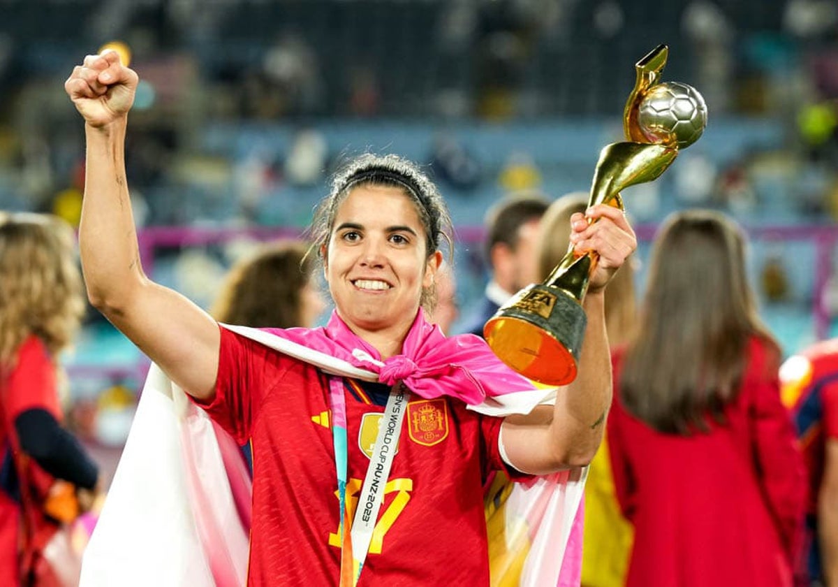 Alba Redondo levanta la Copa de Mundo