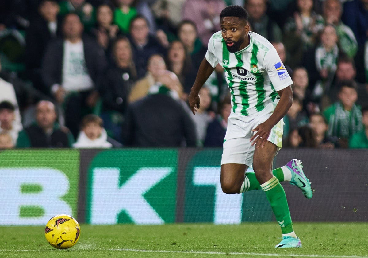 Bakambu, en el duelo Betis-Alavés celebrado en el Benito Villamarín