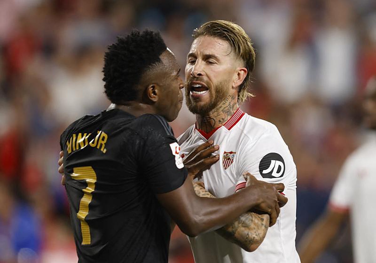 Ramos habla con Vinicius en el Sevilla - Real Madrid que se disputó en el Ramó Sánchez Pizjuán