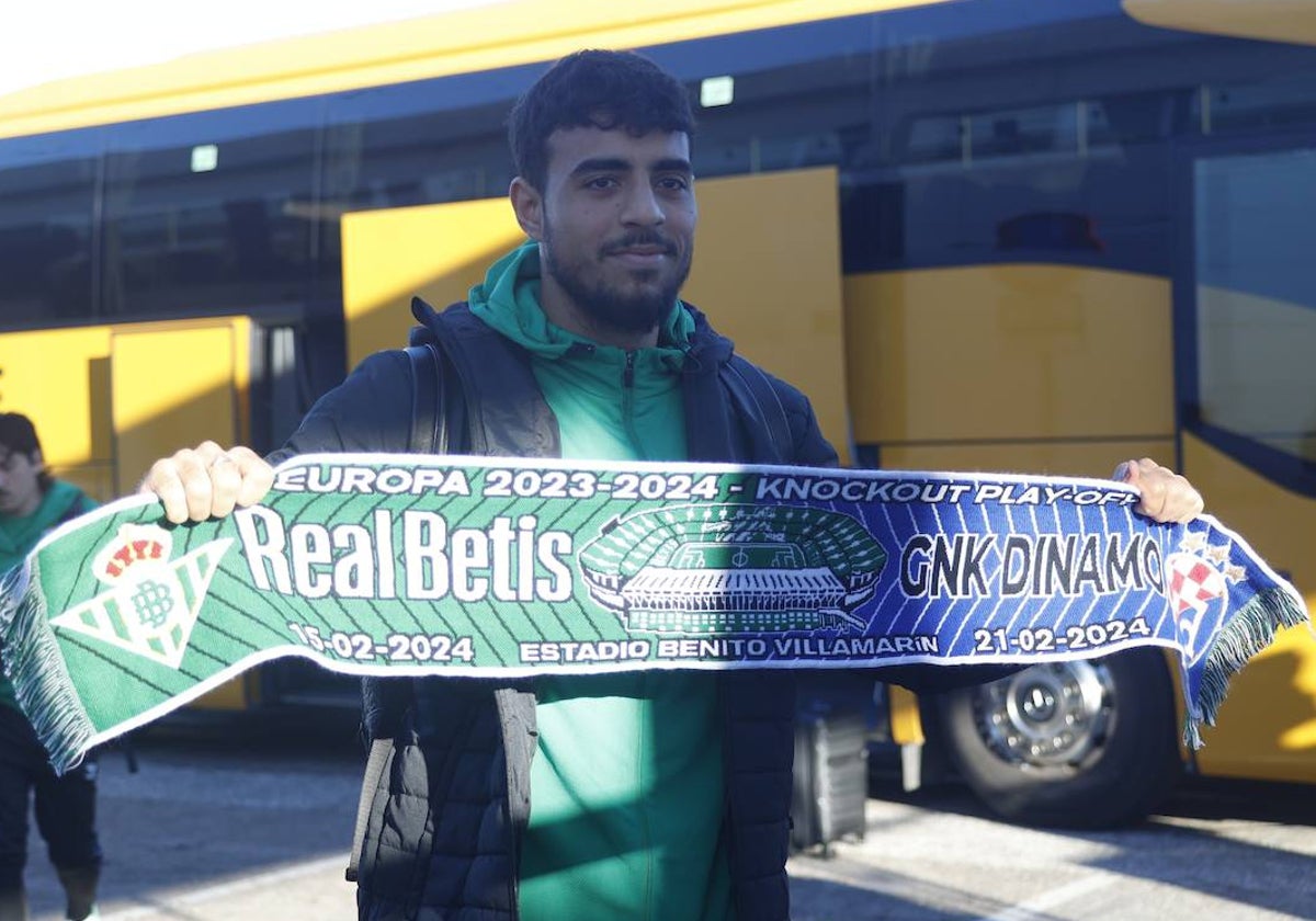 Chadi Riad, en la salida del Betis rumbo a Zagreb para jugar ante el Dinamo el choque de vuelta de la Conference League