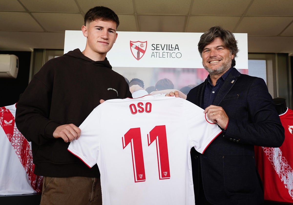 Oso posa junto a Agustín López tras sellar su acuerdo con el Sevilla