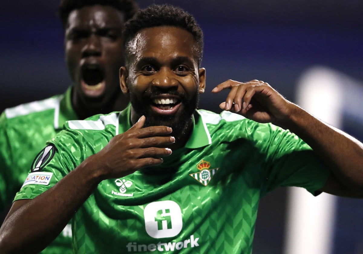 Cédric Bakambu celebra el gol que le marcó al Dinamo de Zagreb en la Conference League