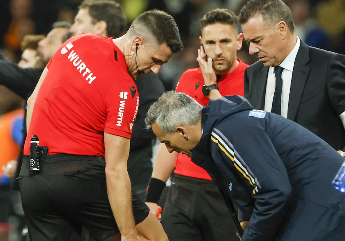 El Arbitro del partido Real Madrid vs Sevilla salio lesionado.