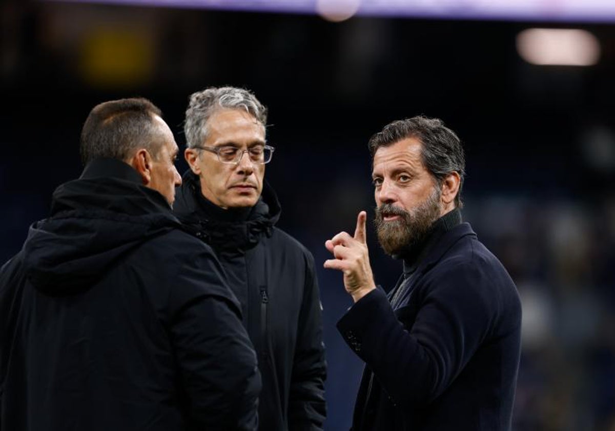 Quique Sánchez Flores dialoga con José Luis Oltra y Antonio Díaz, en el Santiago Bernabéu