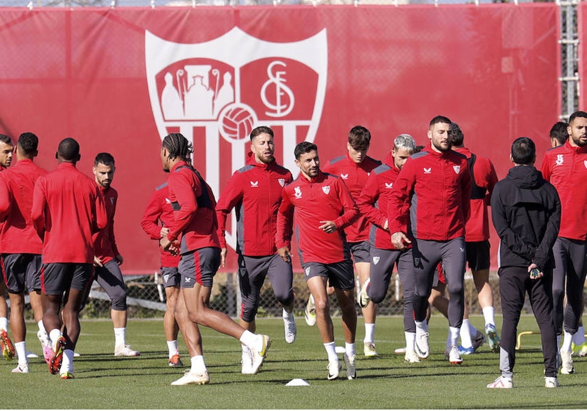 Varios futbolistas del Sevilla, en el inicio de un entrenamiento