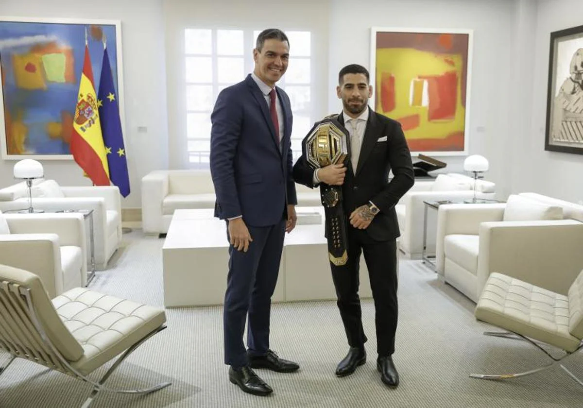 El presidente del Gobierno, Pedro Sánchez, recibe al luchador de artes marciales mixtas Ilia Topuria en la Moncloa