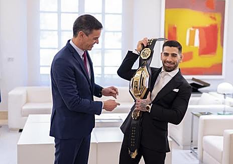 Imagen secundaria 1 - Sánchez le promete la nacionalidad a Ilia Topuria: «Tu amor por España se reflejará en tu DNI»