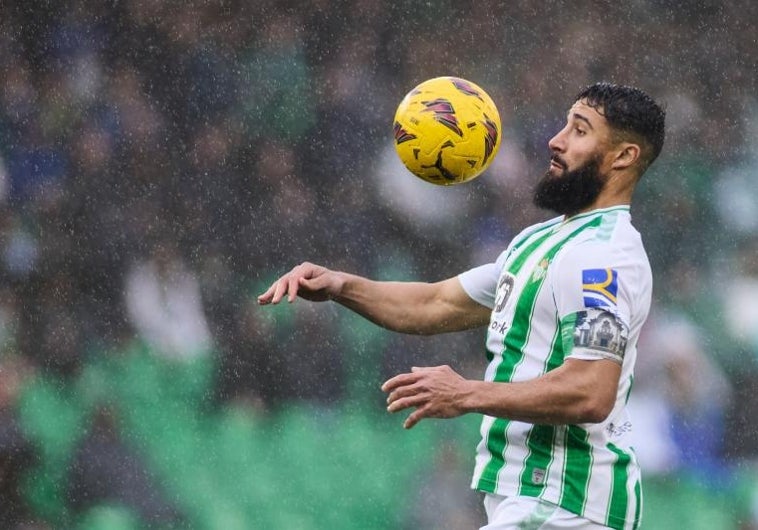 Fekir controla un balón en el partido ante el Athletic de Bilbao