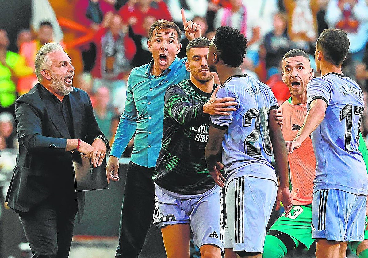 Ceballos contiene a Vincius, increpado por jugadores valencianistas, en la última visita del Madrid a Mestalla