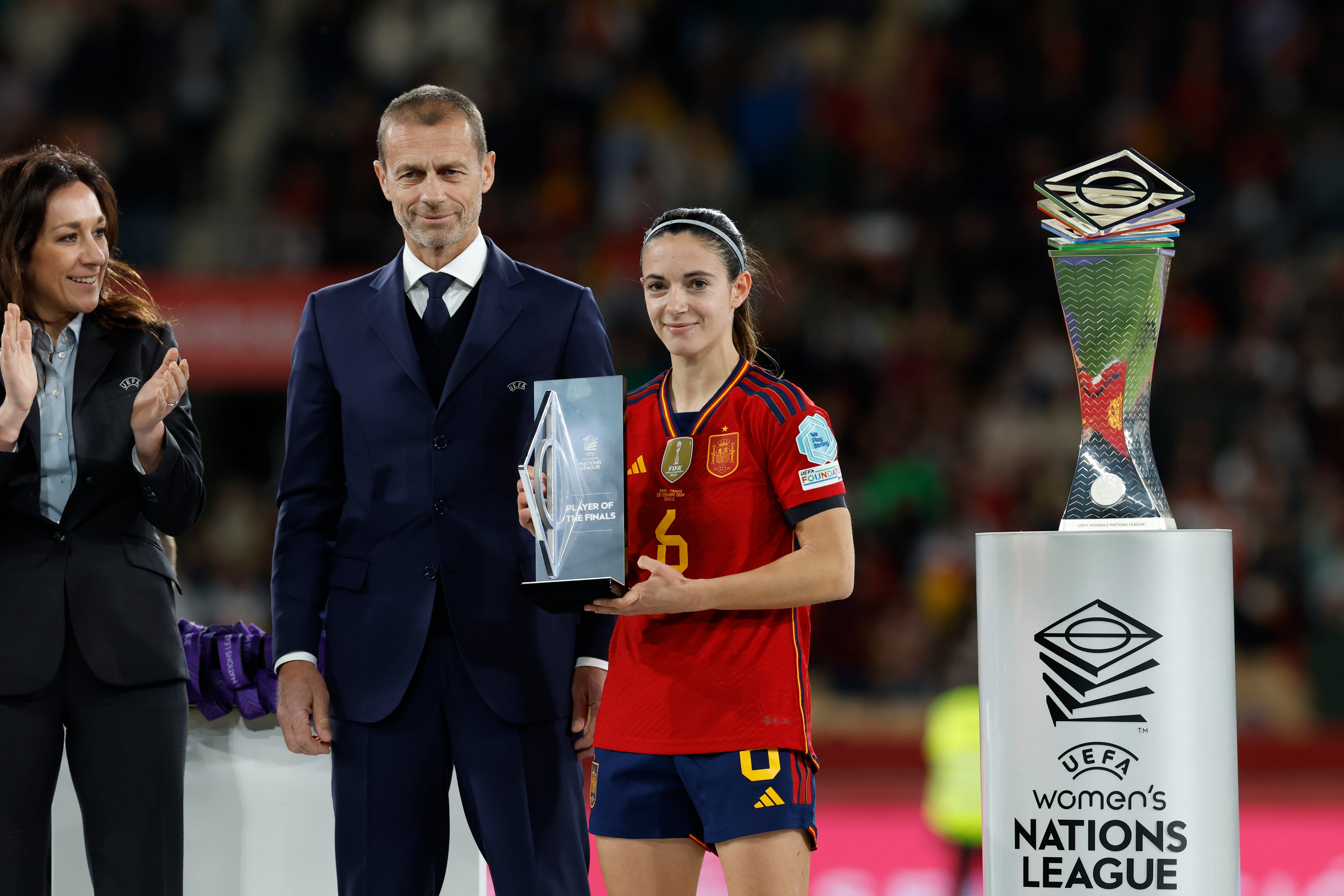 Aitana Bonmatí recibe el premio a la Mejor Jugadora del partido.