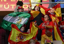 Olga Carmona saca a bailar a España en la fiesta de la selección en Sevilla