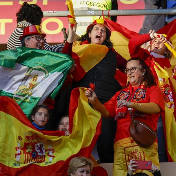 Olga Carmona saca a bailar a España en la fiesta de la selección en Sevilla