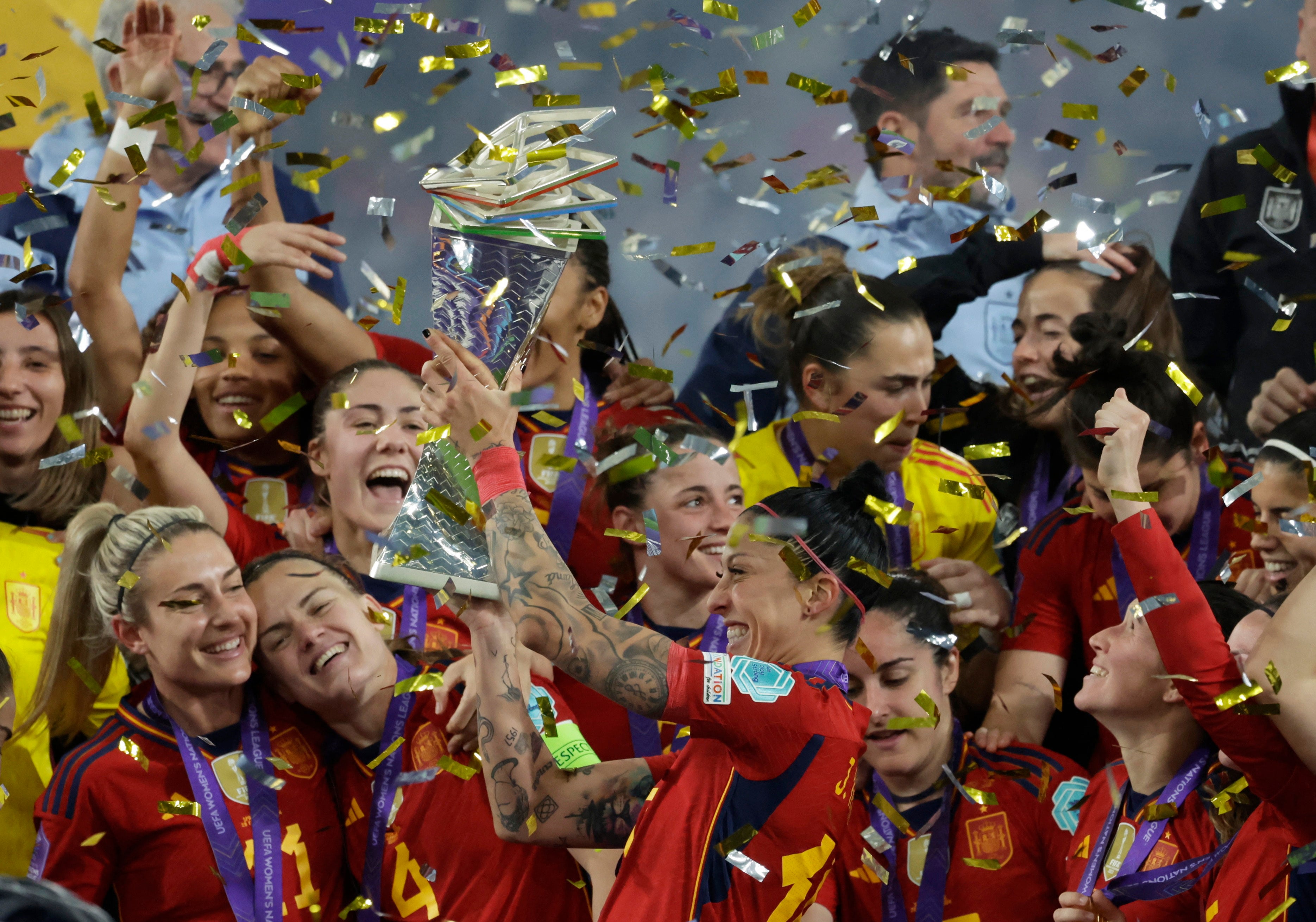 Jennifer Hermoso celebra la victoria junto a sus compañeras.