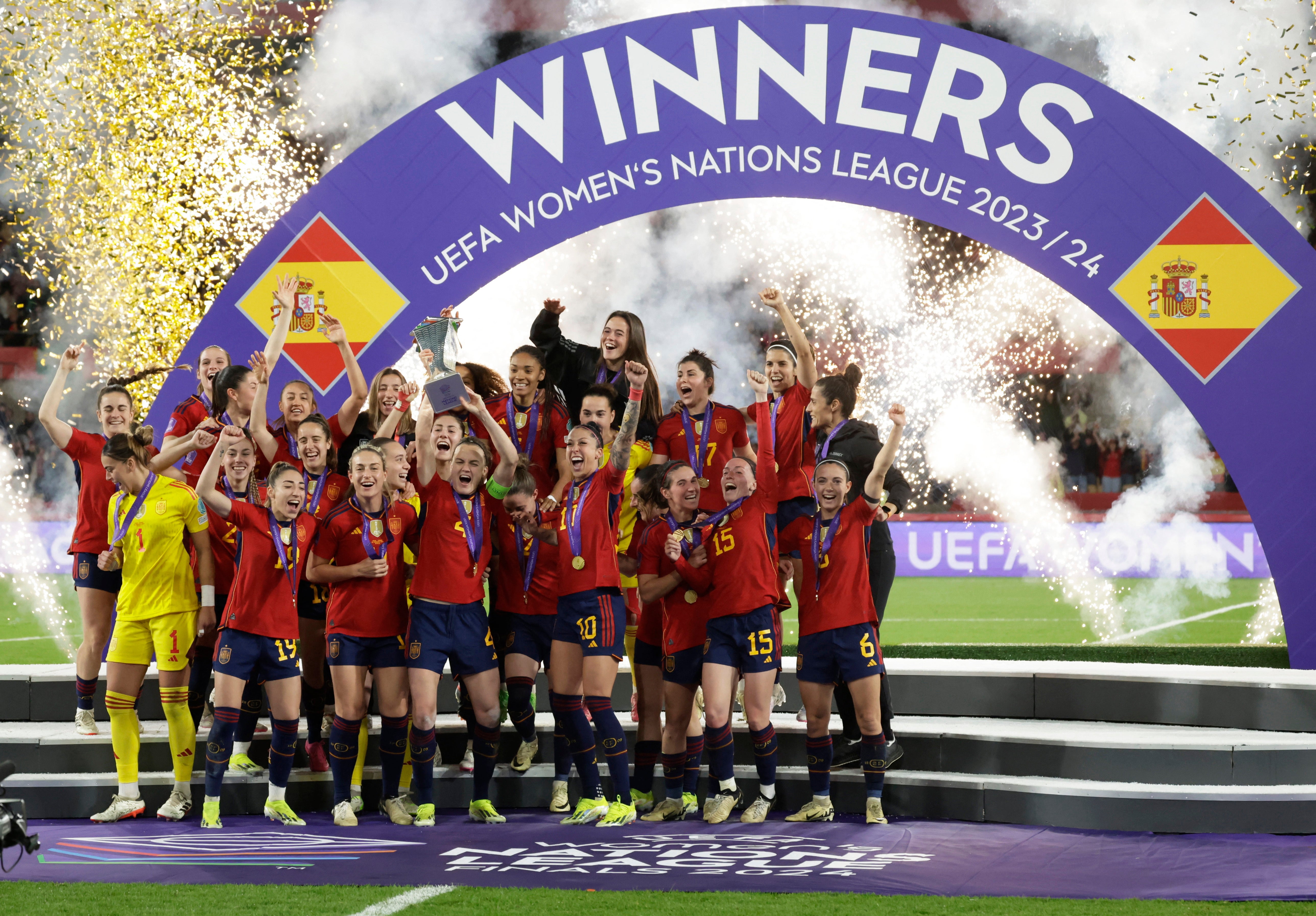 Las jugadoras de la selección celebran su reinado en la Liga de las Naciones.