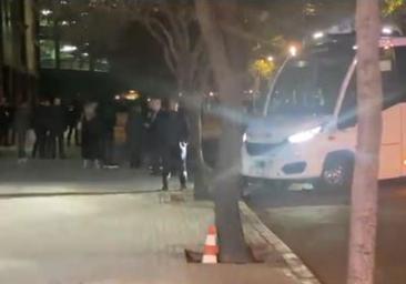 Tensa bienvenida al Madrid en Mestalla y gritos aislados de «baila, Vini, baila»