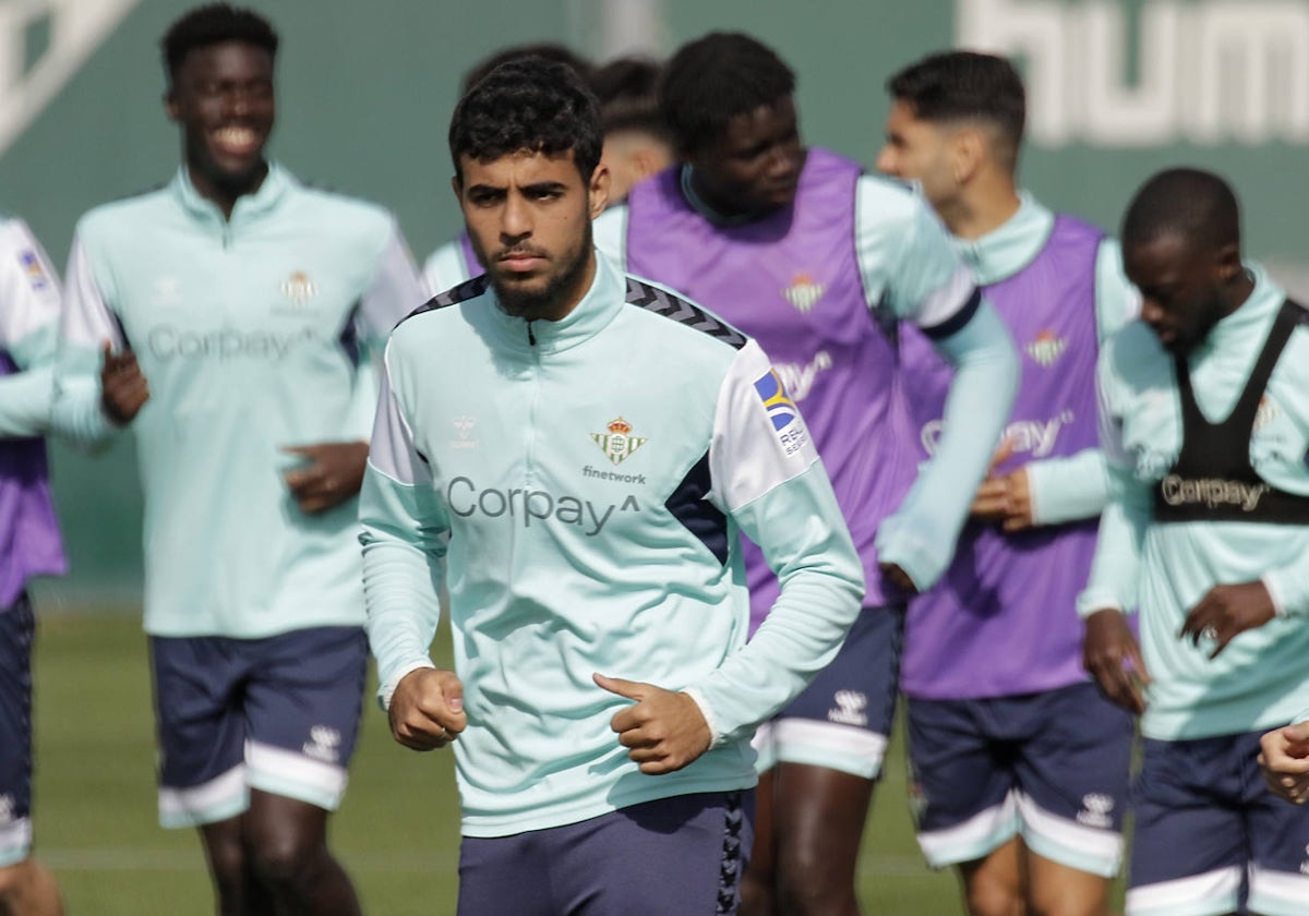 Chadi Riad, en el último entrenamiento previo al Atlético de Madrid - Betis