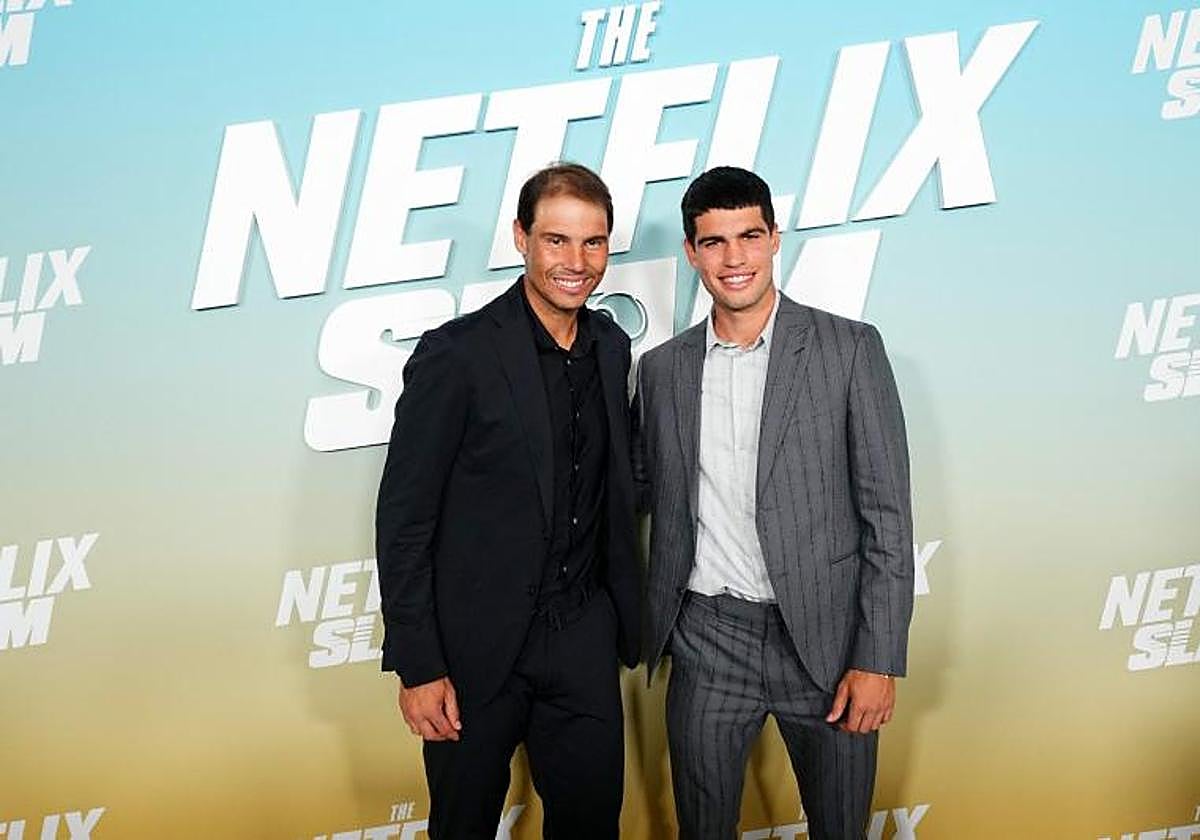Rafa Nadal y Alcaraz posan antes de disputar el 'Netflix Slam'