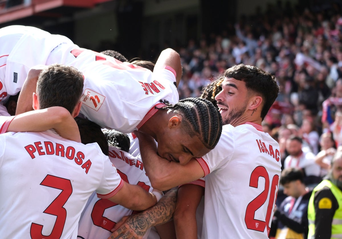 Los jugadores del Sevilla celebran el primer gol de En-Nesyri ante la Real Sociedad