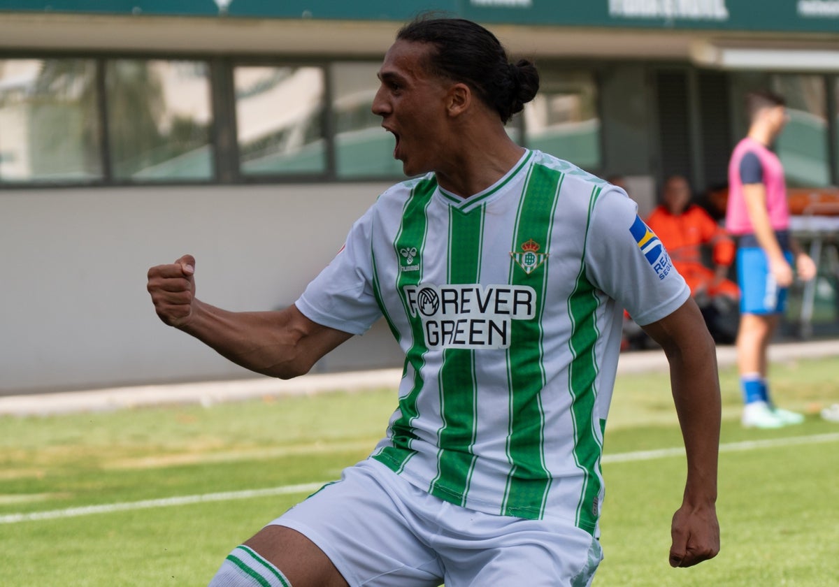 Yanis celebra su tanto a El Palo FC