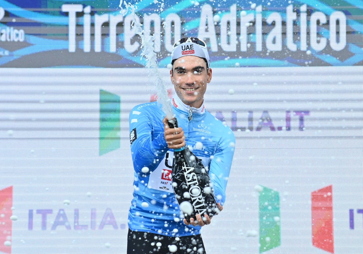 Juan Ayuso, en el podio de la Tirreno-Adriático