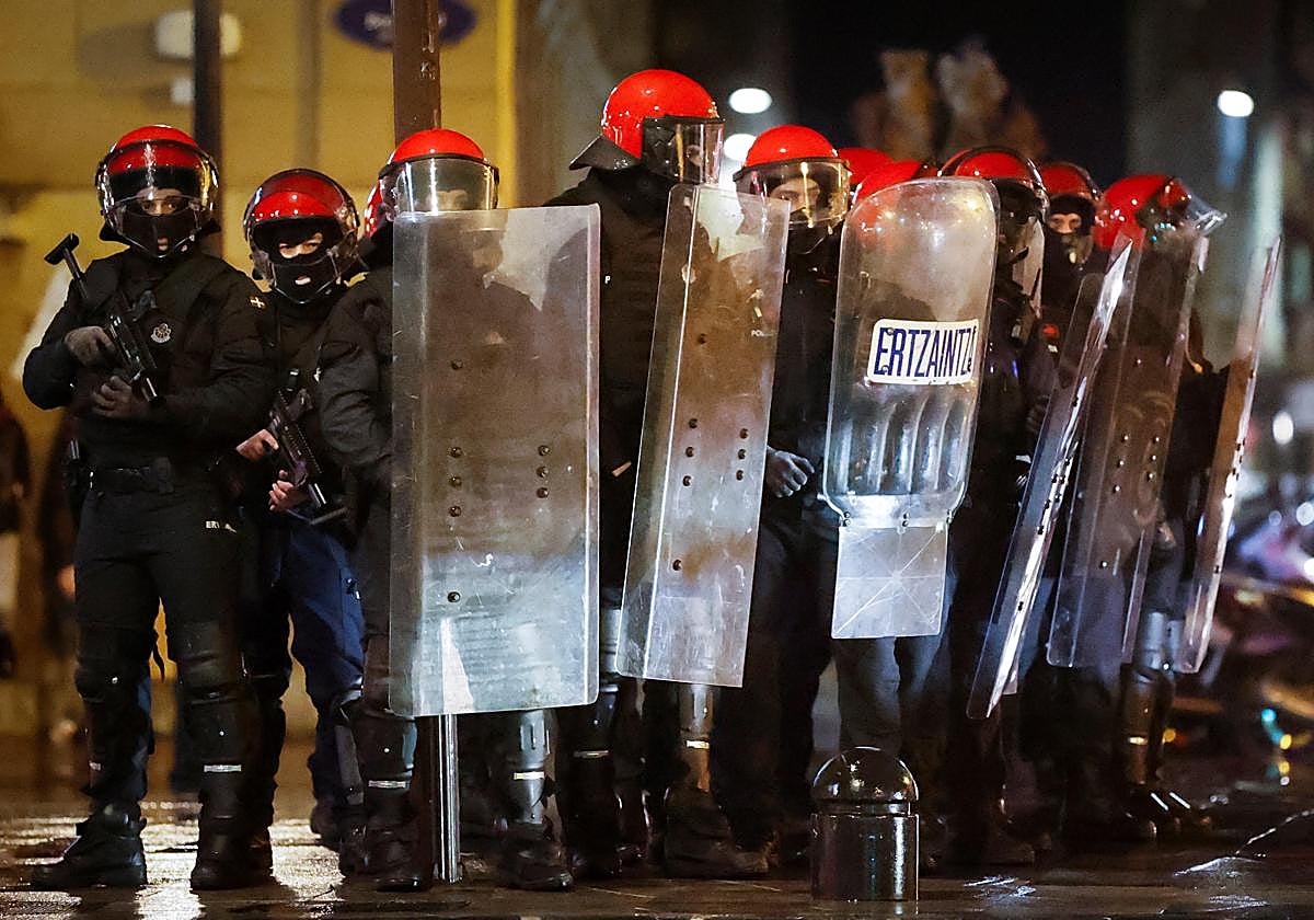 Antidisturbios de la Ertzaintza en una imagen de archivo.