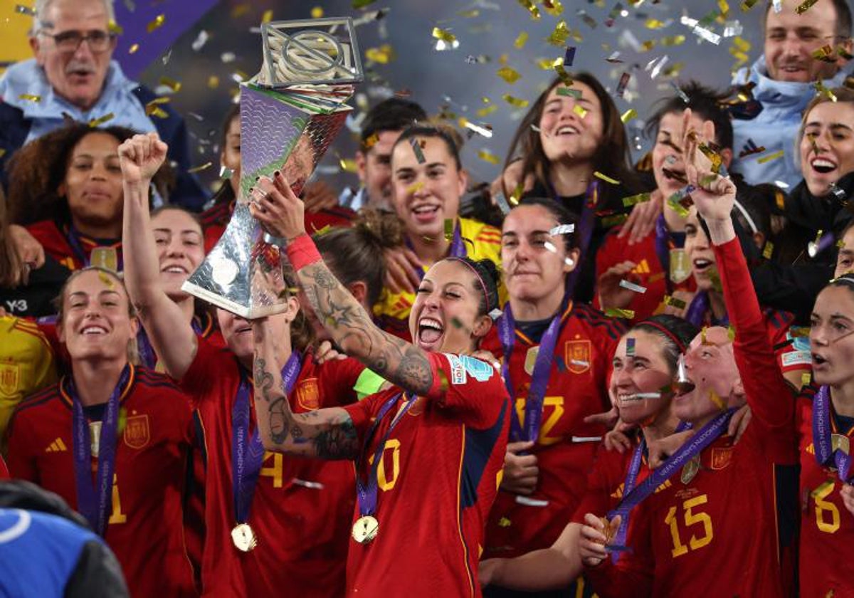 Jenni Hermoso alza el trofeo de la Nations League conquistado recientemente en La Cartuja