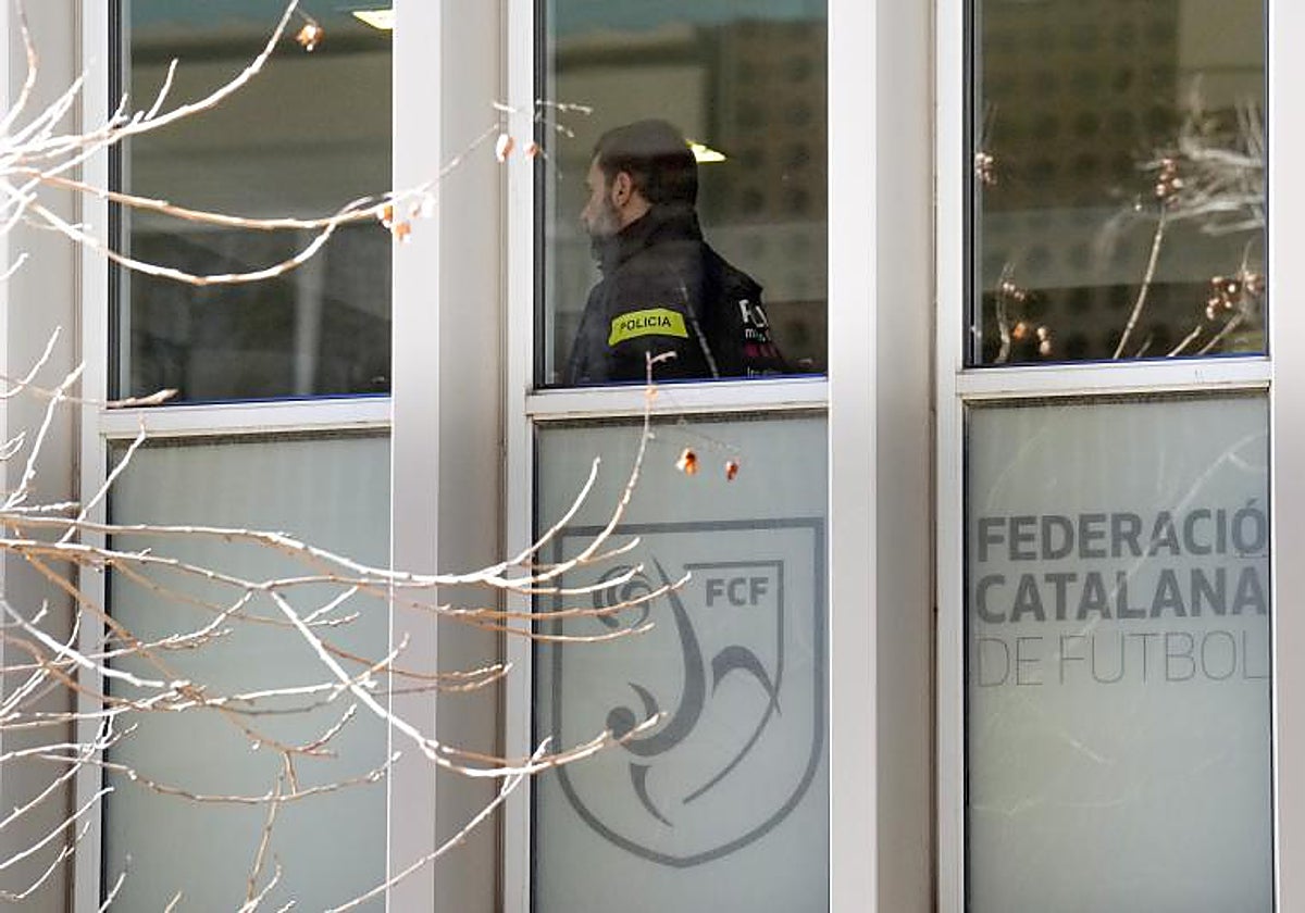 Un Mosso d'Esquadra en la Federación catalana