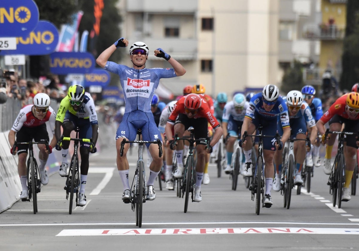 Philipsen celebra su triunfo sobre la línea de meta