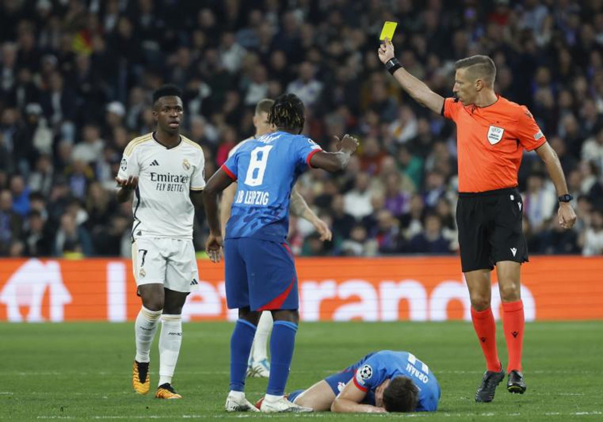 Vinicius recibió tarjeta amarilla tras su doble empujón a Willi Orbán