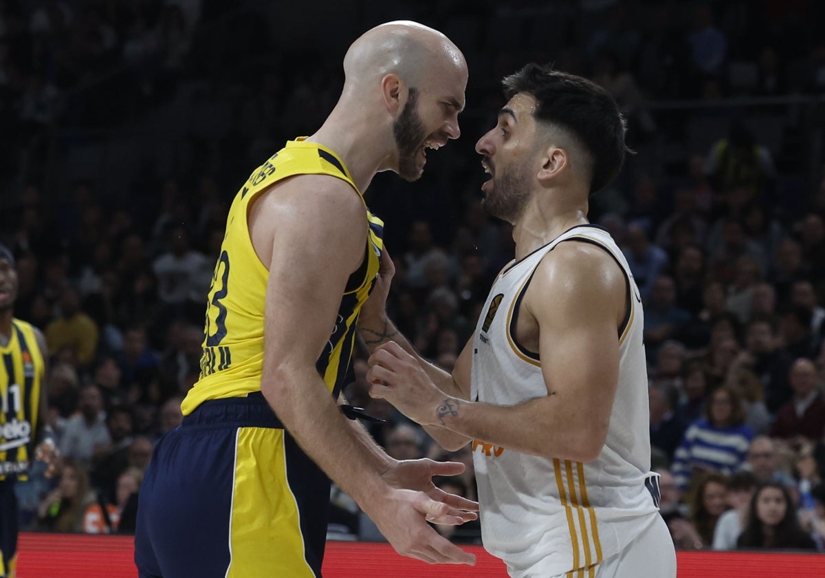 Calather y Campazzo se enfrentan durante el partido