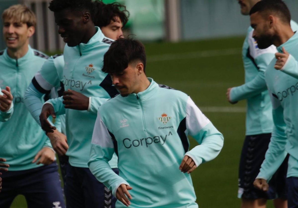 Johnny Cardoso, durante el entrenamiento del Betis en el estadio Benito Villamarín